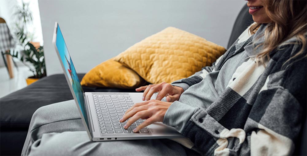 Lenovo เผยโฉม Yoga Slim 7 Carbon แล็ปท็อปหน้าจอ OLED