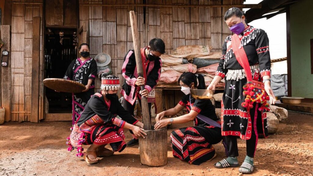 หญิงสาวชาวลาหู่ ใช้โซเชียลมีเดียถ่ายทอดวิถีชีวิตชนเผ่า บุกเบิกทำตลาดออนไลน์ จนมียอดสั่งซื้ออะโวคาโดเกือบพันกิโลกรัมต่อเดือน