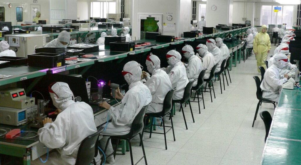 คนงานใน Foxconn เมืองเจิ้งโจว ประท้วงหลังถูกกักกัน อาจส่งผลการผลิตชิ้นส่วน iPhone