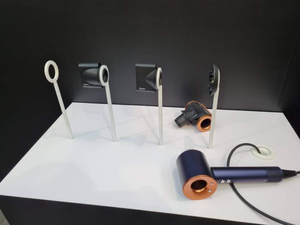 Dyson เปิดตัว “หัวเป่าลดผมชี้ฟูพร้อมแปรง” สำหรับเครื่องเป่าผม Dyson Supersonic