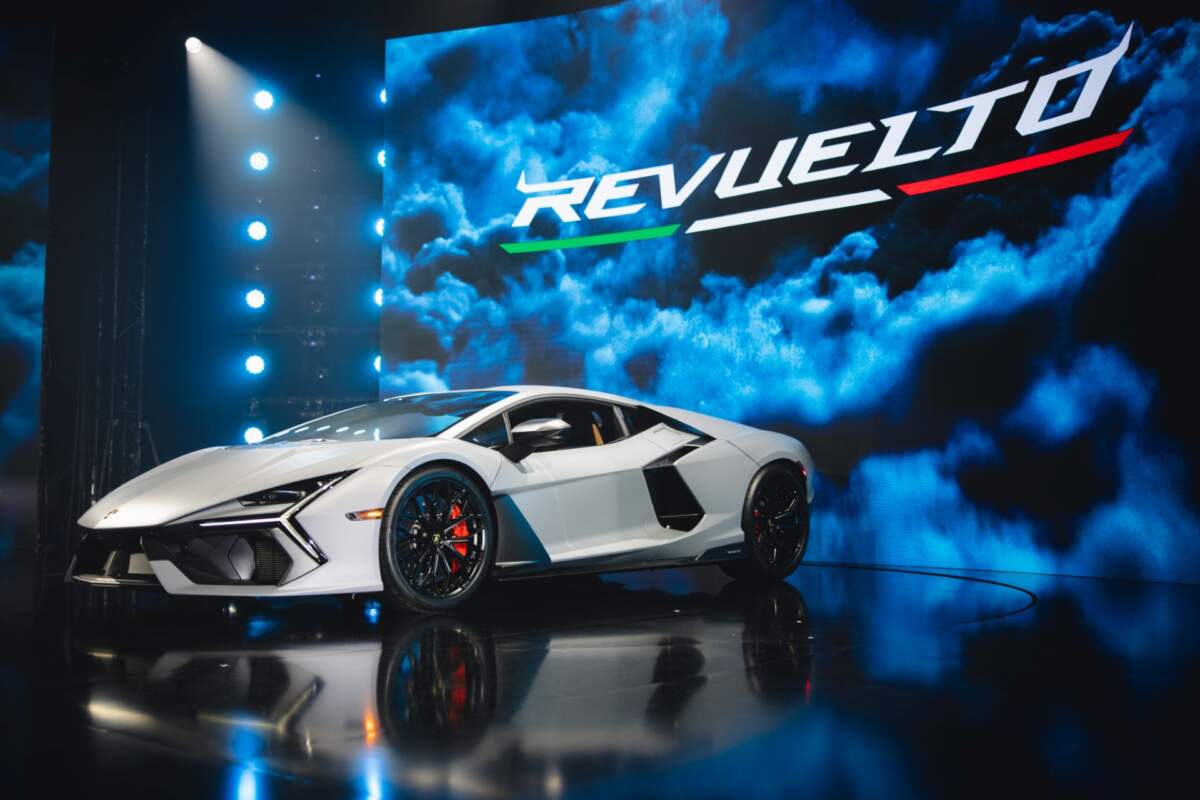 Lamborghini Revuelto รถยนต์ซูเปอร์สปอร์ตปลั๊กอินไฮบริด เครื่องยนต์ V12 ฉลองครบรอบ 60 ปี แห่งค่ายกระทิงดุ