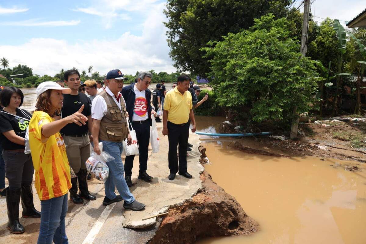 กสทช. พร้อมด้วย AIS - True ลงพื้นที่ตรวจสอบคุณภาพสัญญาณในพื้นที่น้ำท่วม จ.สุโขทัย