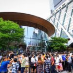 รับ iPhone 16 วันแรกคึกคัก! คนทะลักต่อคิวแน่นศูนย์การค้าเซ็นทรัลทั่วประเทศ