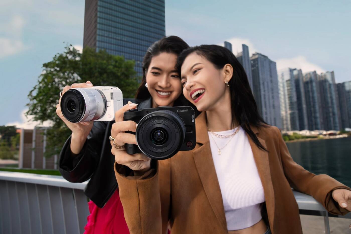 Canon เขย่าตลาดครีเอเตอร์ เปิดตัวกล้อง V ซีรีส์ใหม่ EOS R50 V และ PowerShot V1 พร้อมเลนส์สุดล้ำ ตอบโจทย์สายวิดีโอตัวจริง