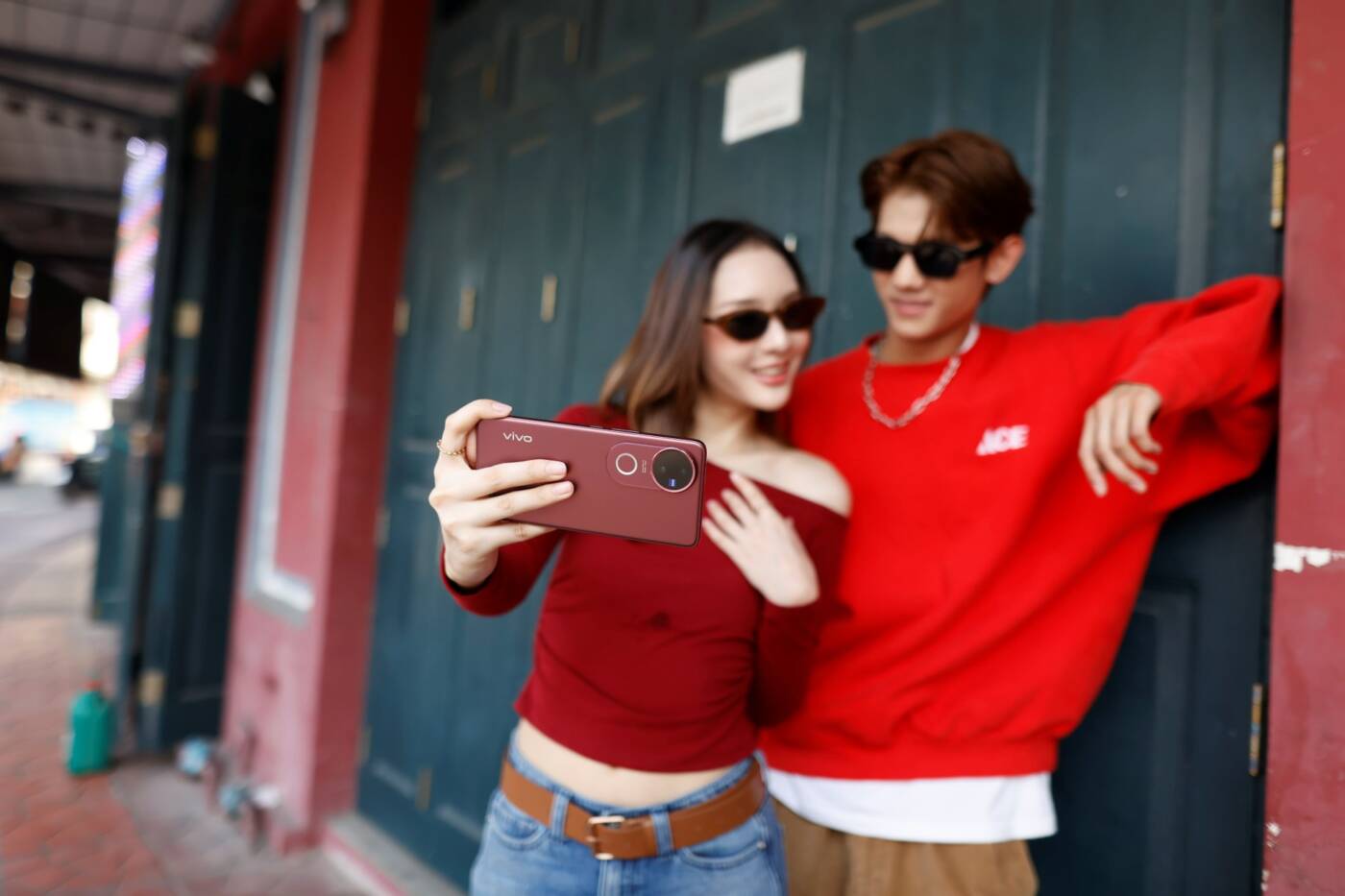 vivo V50 พาตะลุย "ถนนพระอาทิตย์" เก็บภาพสตรีทสุดชิค ด้วยพลังกล้อง ZEISS ระดับโปร