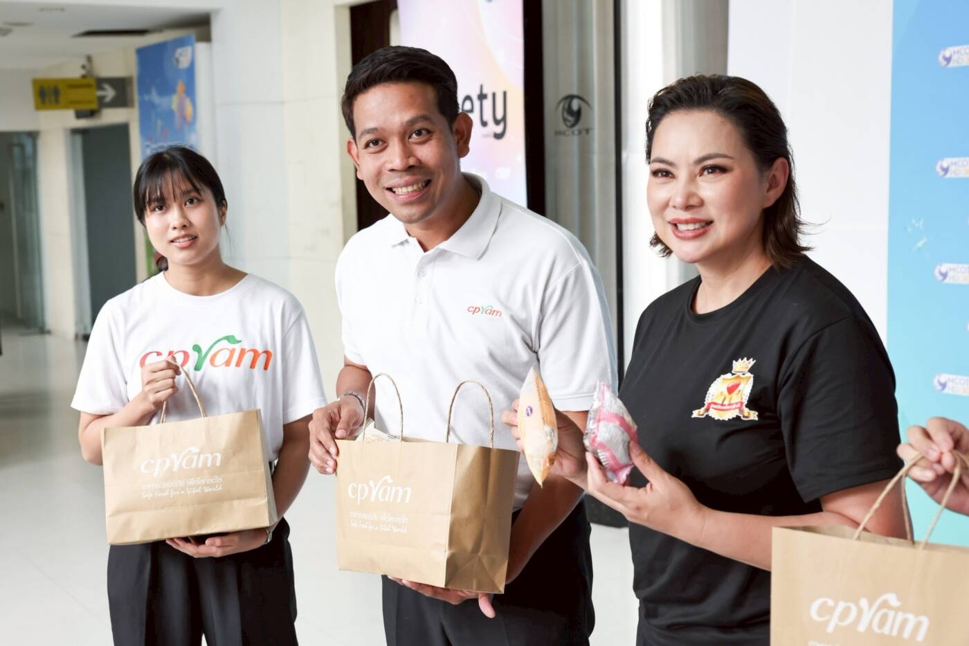 ซีพีแรม ร่วมส่งกำลังใจ และอาหารพร้อมรับประทาน สนับสนุนทีมกู้ภัยอาคารถล่มเขตจตุจักร