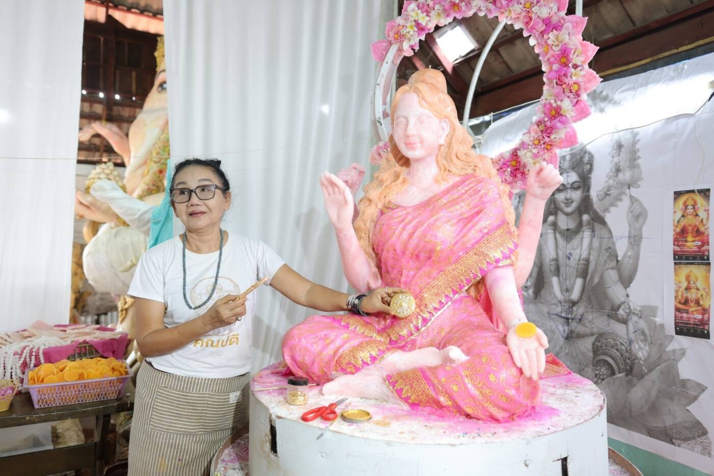 ประติมากรรมเทียน ‘พระแม่ลักษมี’ องค์เท่าคนจริง หนึ่งเดียวในโลก ที่เซ็นทรัล อุบล ในงาน ‘มหัศจรรย์เทียนพรรษา 2568’