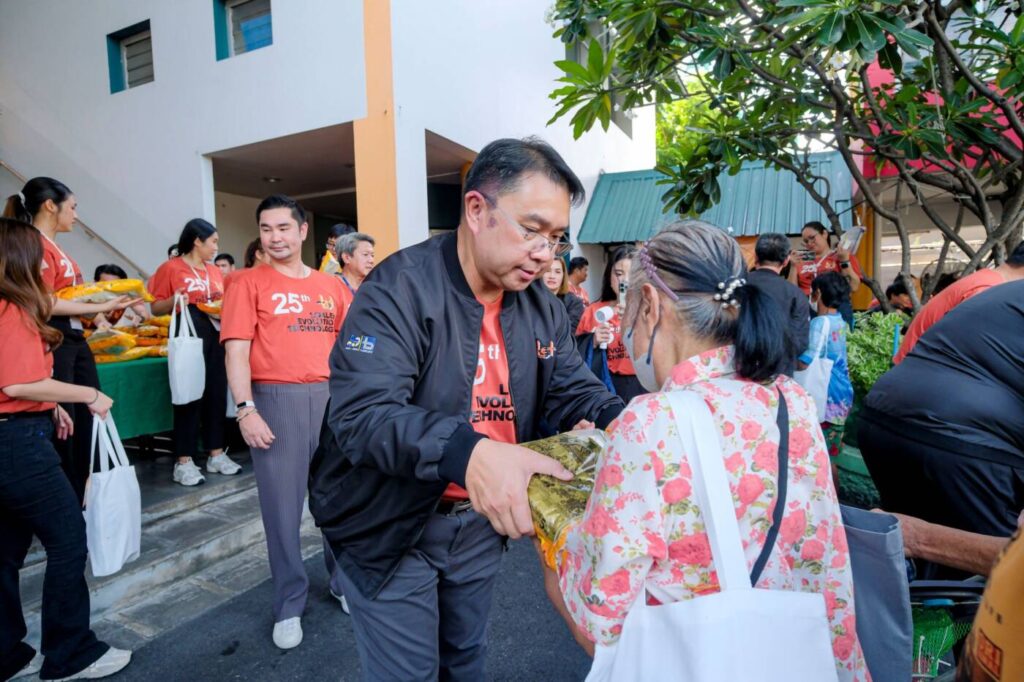 LET ฉลอง 25 ปี จัดเต็ม “ปันรัก เติมสุขให้ชุมชน” ด้วยบริการทันตกรรมเคลื่อนที่ มอบรอยยิ้มสู่คลองเตย
