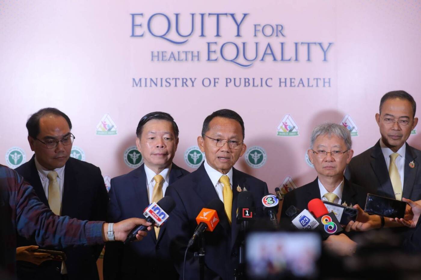 'สมศักดิ์' หนุนสุขภาพเท่าเทียมกลุ่มเปราะบาง ย้ายผู้ป่วยฉุกเฉินรับมือปะทะชายแดน-น้ำท่วม