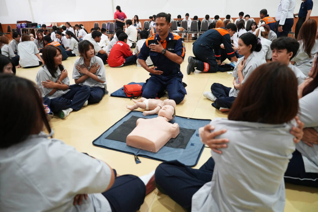 รฟม. เดินหน้าโครงการ CSR จัดอบรม CPR-AED ให้นักเรียนแนวรถไฟฟ้าสายสีส้ม