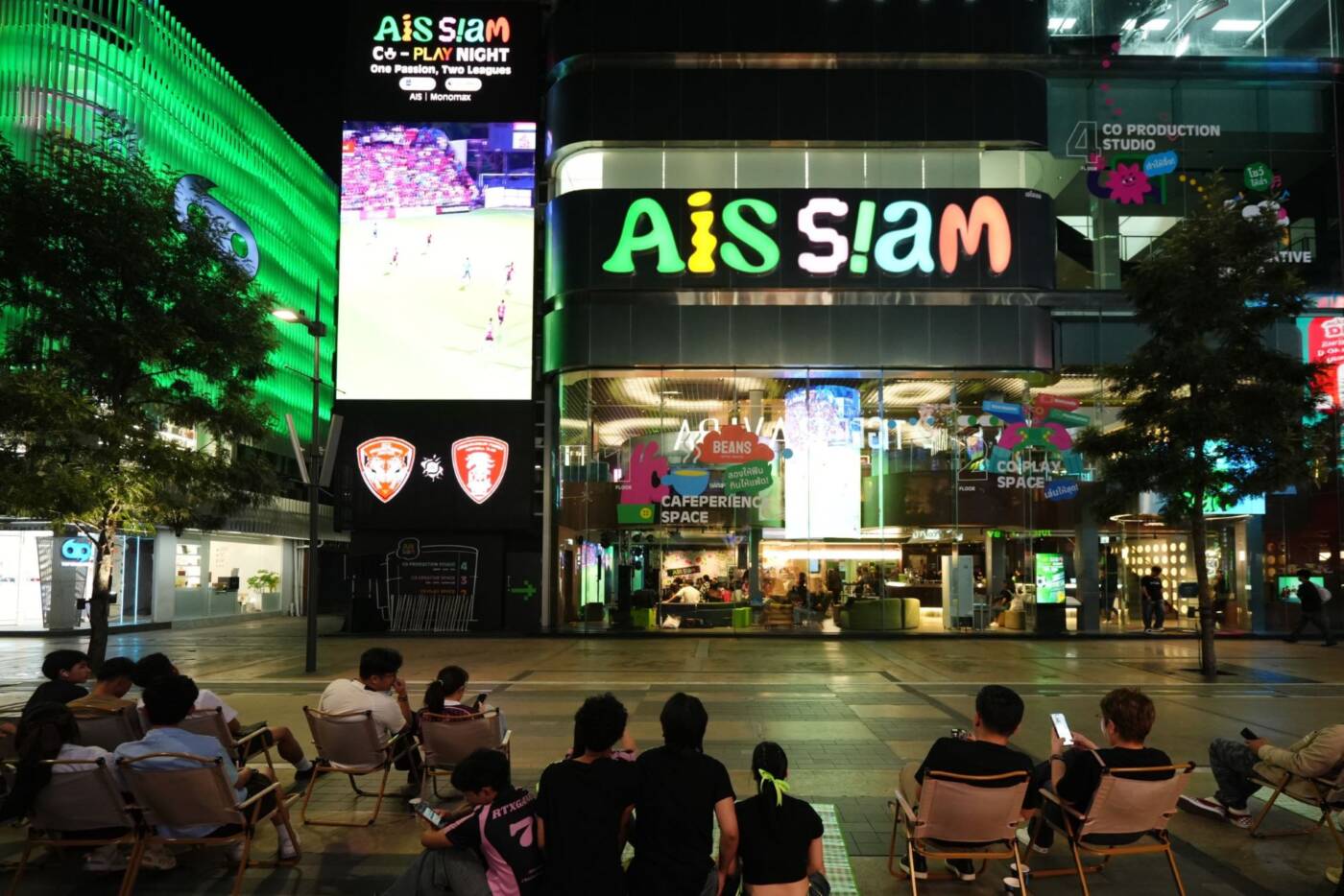 AIS รวมพลคอฟุตบอลจัดงาน “CO-PLAY NIGHT” ดัน AIS SIAM สู่ศูนย์กลางคอมมูนิตี้สำหรับคนรุ่นใหม่