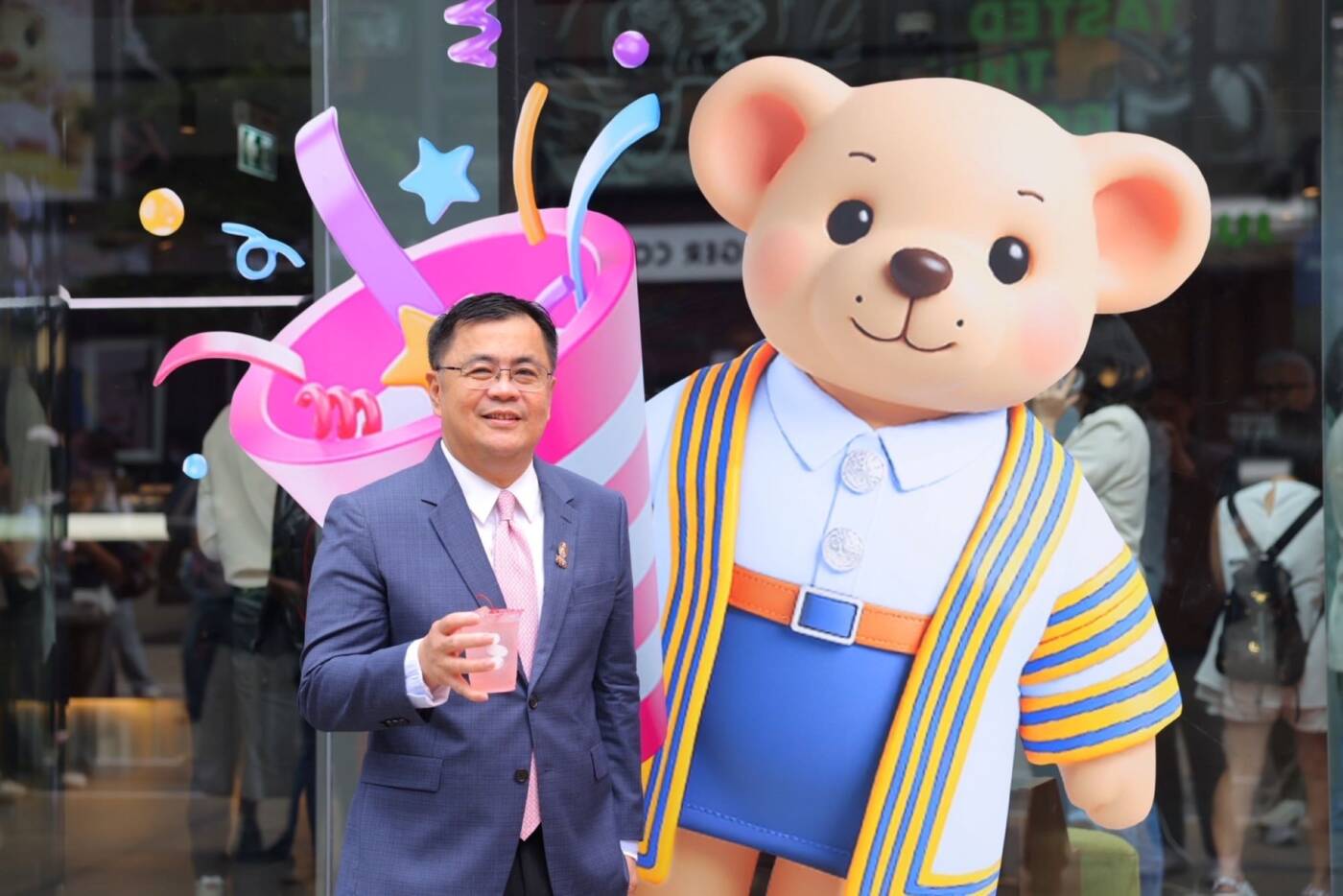 AIS SIAM ชวนบัณฑิตจุฬาฯ และ Gen Z แชะภาพโมเมนต์พิเศษขึ้นจอยักษ์กลางสยาม