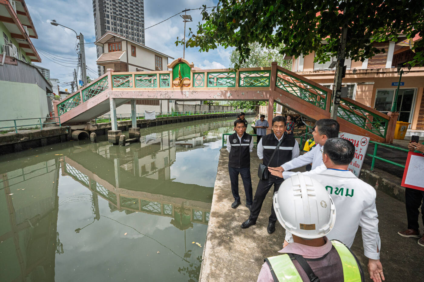 รฟม. และ กทม. ร่วมแก้ไขปัญหาปลาน็อกน้ำในคลองสำเหร่