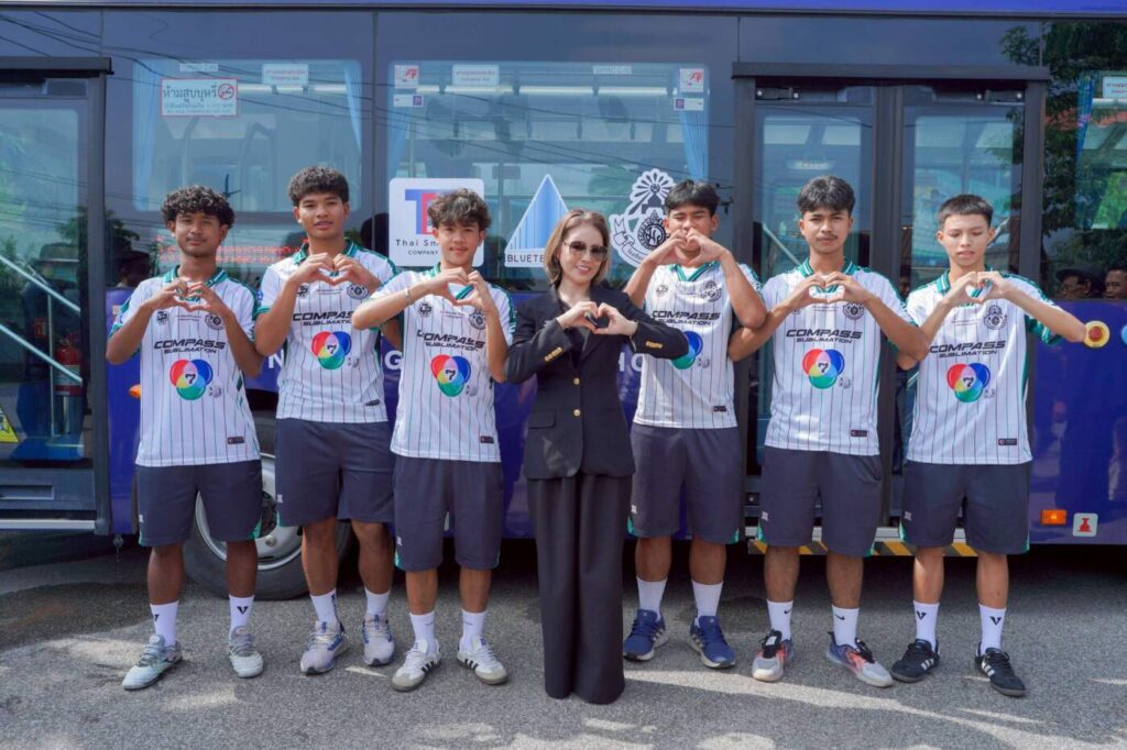 TSB สานฝันเยาวชน! ส่งมอบ 'EV Bus' มูลค่า 4.5 ล้านบาท หนุน 'หมอนทองวิทยา' สู่สนามแห่งความฝันอย่างยั่งยืน