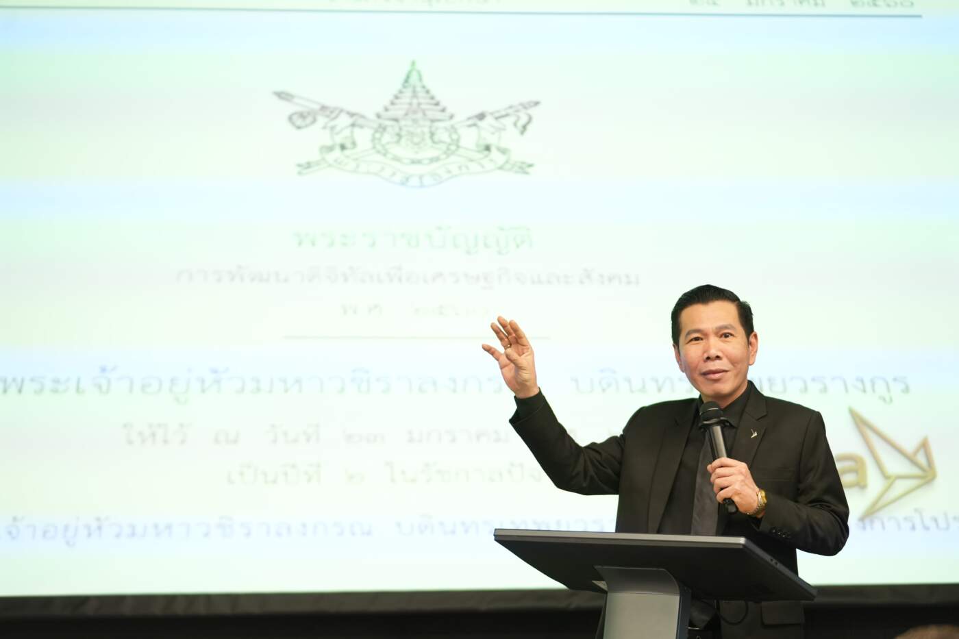 ดีป้า ยืนยันสรรหา "ผอ.ใหญ่" โปร่งใส ตรวจสอบได้! พร้อมทบทวนตามข้อกังวล กระทรวงดีอี ขยายเวลารับสมัครถึง 21 พ.ย.