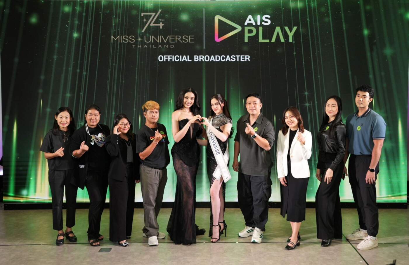 AIS สร้างปรากฏการณ์ 'MEET THE CROWNS' ดึง Miss Universe 2025 'ฟาติมา บอสช์' กระทบไหล่แฟนๆ