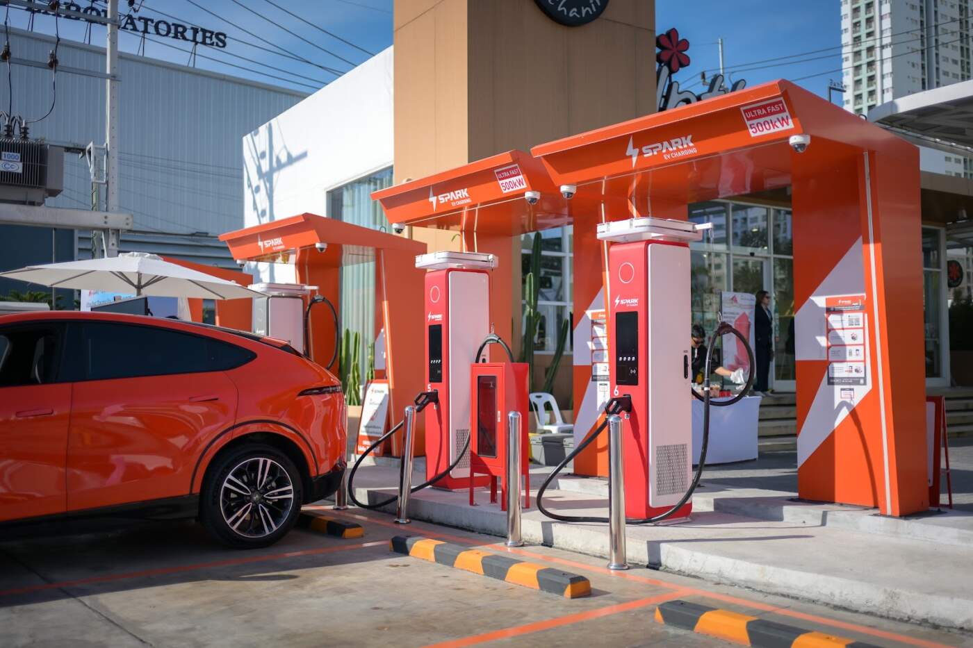 Huawei ผนึก 'คอร์เนอร์สโตน' และ 'สปาร์ค อีวี' ลุยเปิดสถานีชาร์จ EV อัลตร้าฟาสต์ 10 แห่งในไทย! ชูเทคโนโลยี Liquid-cooled ดันไทยสู่ฮับ EV อาเซียน