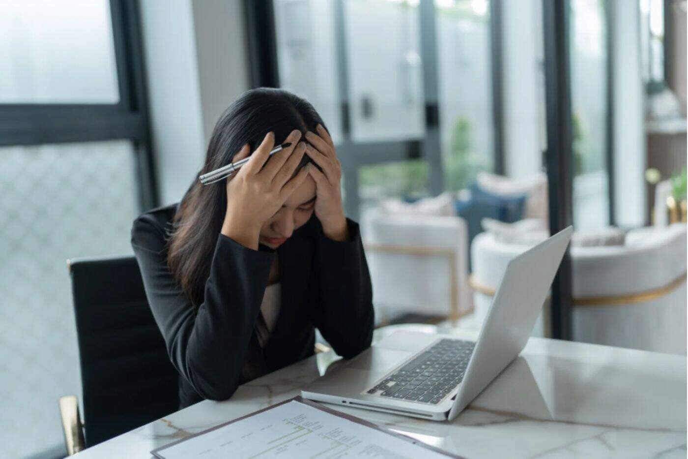 “ภาวะหมดไฟ” (Burnout) ภัยเงียบที่คุกคามคนทำงาน แพทย์แนะวิธีป้องกัน พร้อมคืนพลังใจ