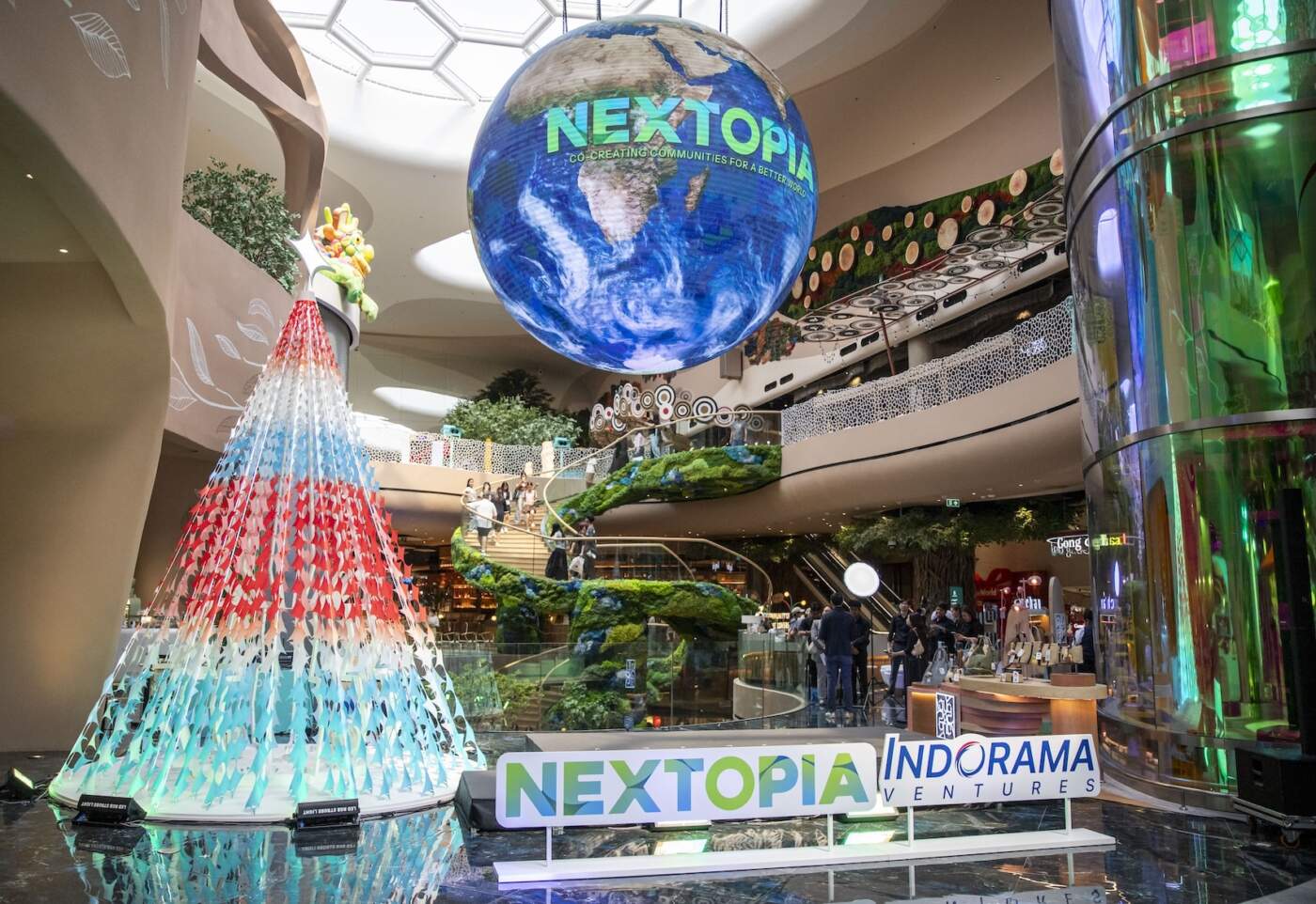 "Tree of Tomorrow" ต้นคริสต์มาสรีไซเคิล ชูโมเดลเศรษฐกิจหมุนเวียน