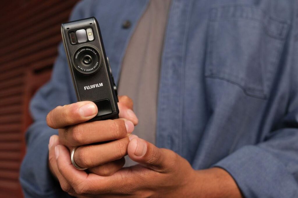 instax mini Evo Cinema กล้องไฮบริด 'ถ่ายวิดีโอ-พิมพ์รูป' ในตัวเดียว พร้อมปุ่ม Eras Dial ย้อนยุคสุดคลาสสิก