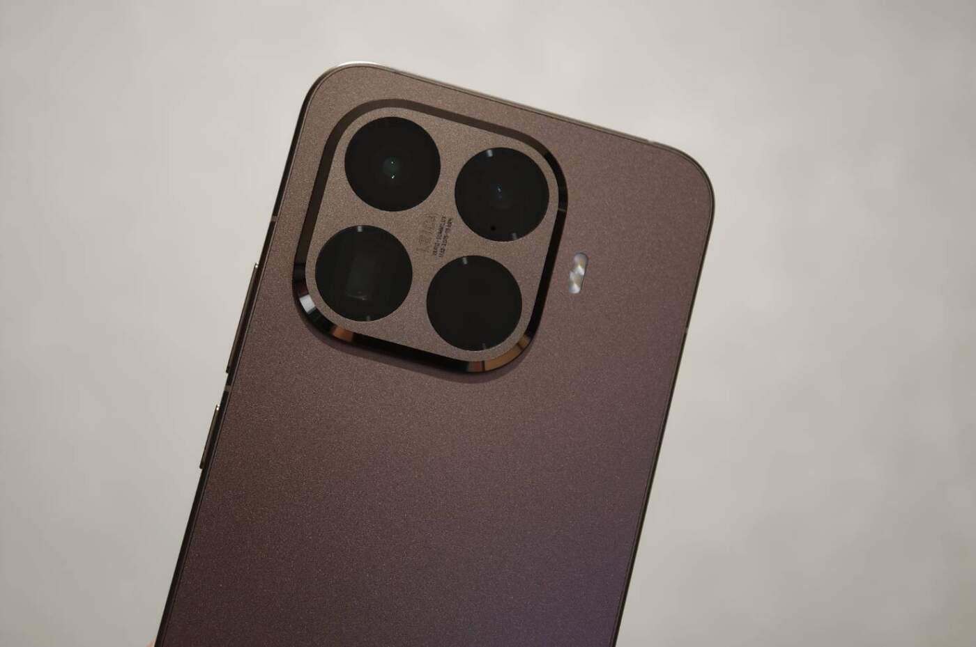 Xiaomi 17T Series จ่อเปิดตัวเร็วขึ้น! หลุดข้อมูลสเปกแบตยักษ์ 6500mAh พร้อมกล้อง 3 เลนส์