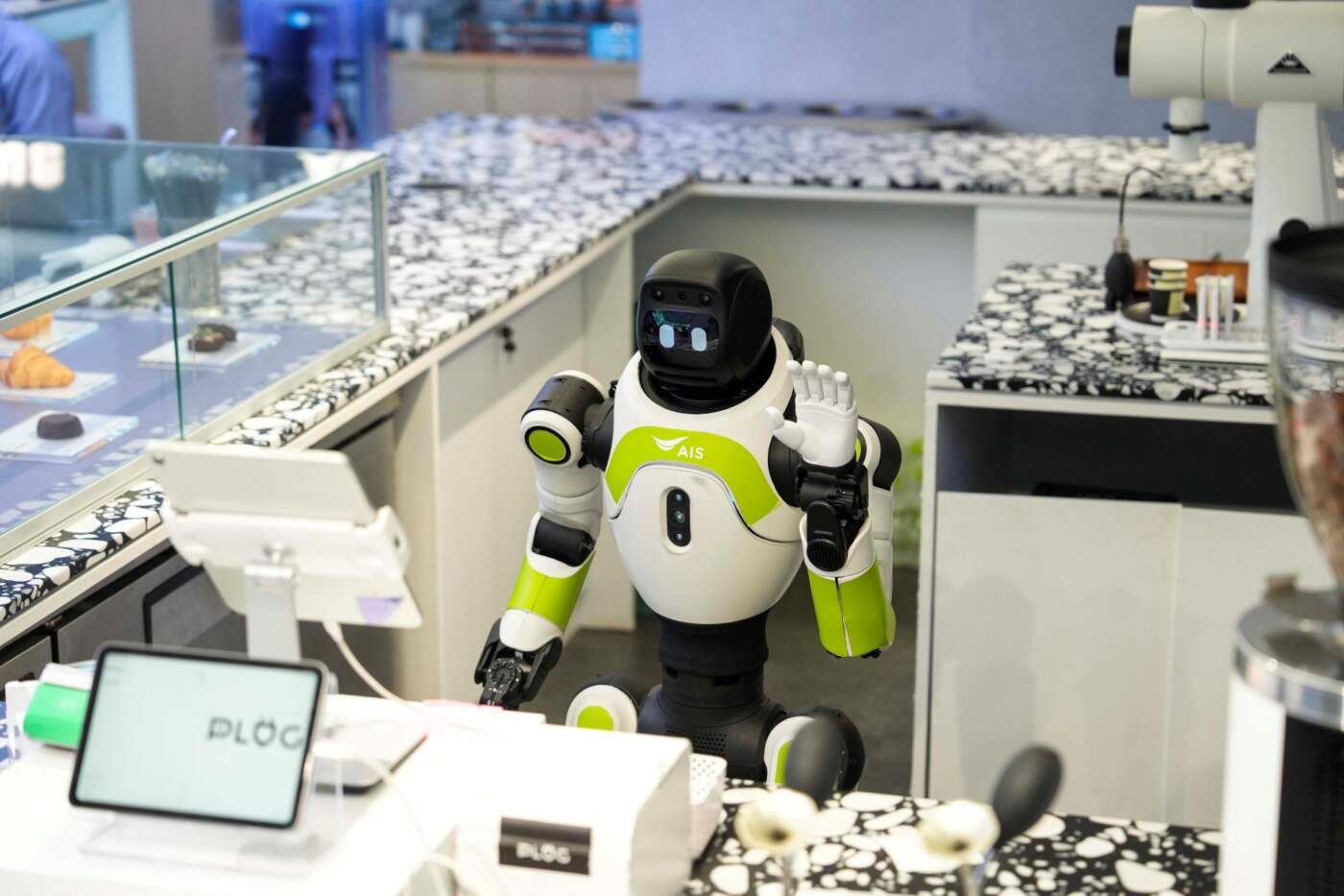 AIS SIAM เปิดตัว “น้องจีจี้” หุ่นยนต์ AI อัจฉริยะขวัญใจ Gen-C พลิกโฉมงานบริการสู่นวัตกรรมมีชีวิตใจกลางสยาม