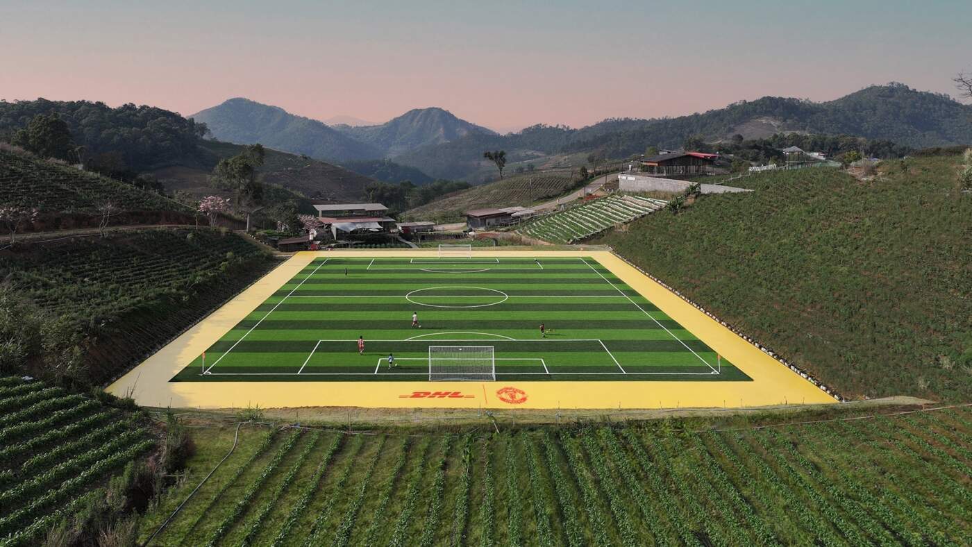สานฝันไกลถึงดอย! DHL Express จับมือ แมนฯ ยูไนเต็ด เนรมิตสนามหญ้าเทียมมาตรฐาน FIFA มอบชุมชนแม่ศึก