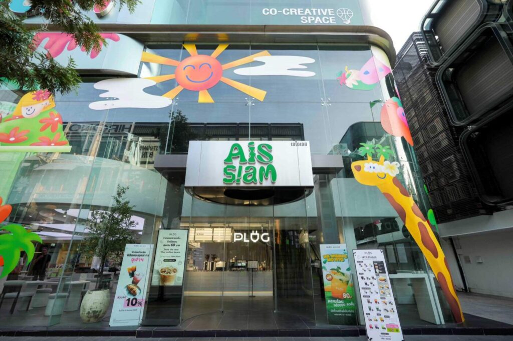 AIS SIAM แปลงโฉมตึกรับซัมเมอร์! ดึงศิลปินรุ่นใหม่ “Pokapolar” ปล่อยพลังสร้างสรรค์ ปักหมุดแลนด์มาร์กใหม่ใจกลางสยาม