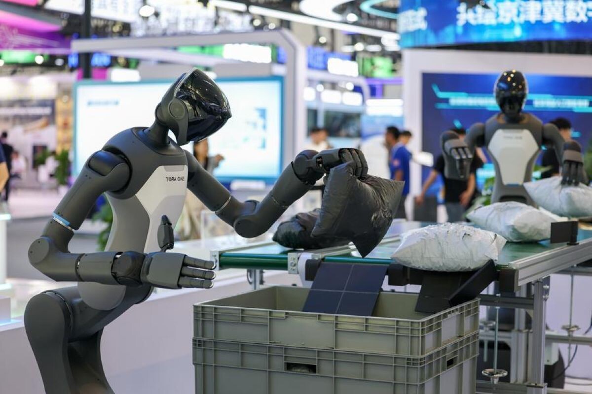 คาดจีนปั๊ม ‘หุ่นยนต์ฮิวแมนนอยด์’ ทะลุ 1 แสนตัวในปี 2026 รับแรงหนุนระบบนิเวศ AI เติบโตแบบก้าวกระโดด