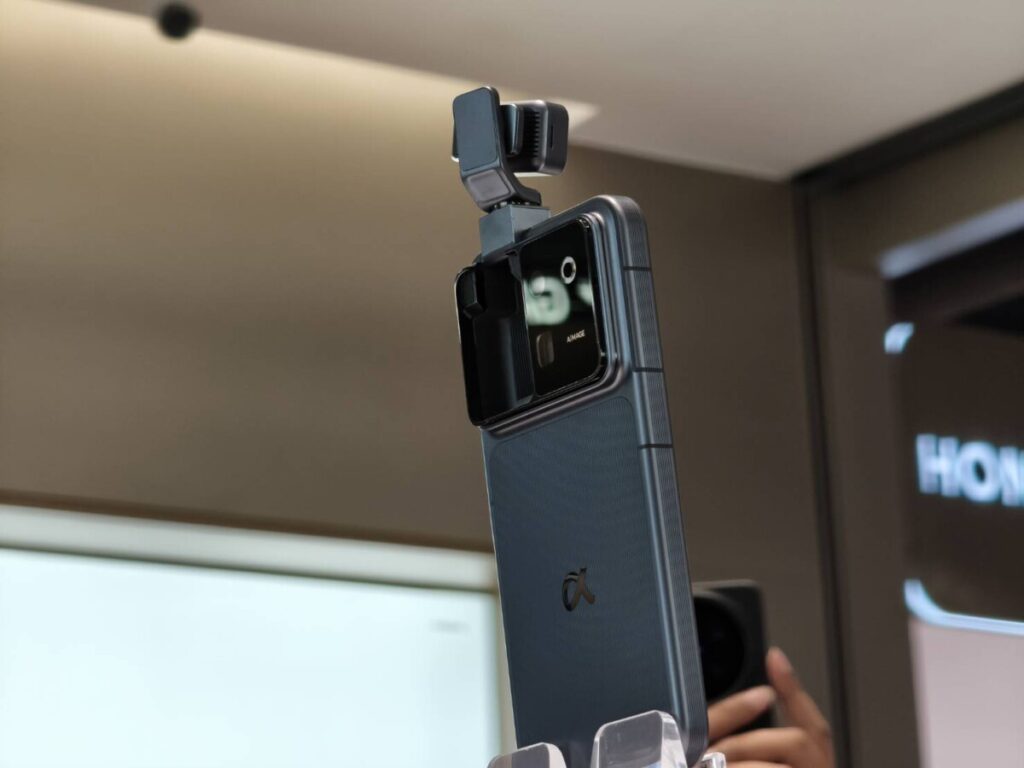 HONOR Robot Phone ตัวเป็นๆ มาถึงไทยแล้ว ที่ HONOR Alpha Store