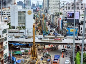 รฟม. เผยความคืบหน้ารถไฟฟ้าสายสีส้ม ส่วนตะวันตกคืบหน้ากว่า 31% ส่วนตะวันออกรุดหน้า 63% เตรียมรับมอบขบวนรถไฟฟ้าขบวนแรก ต.ค. 2569 พร้อมอัปเดตคืนผิวจราจรแยกประตูน้ำ