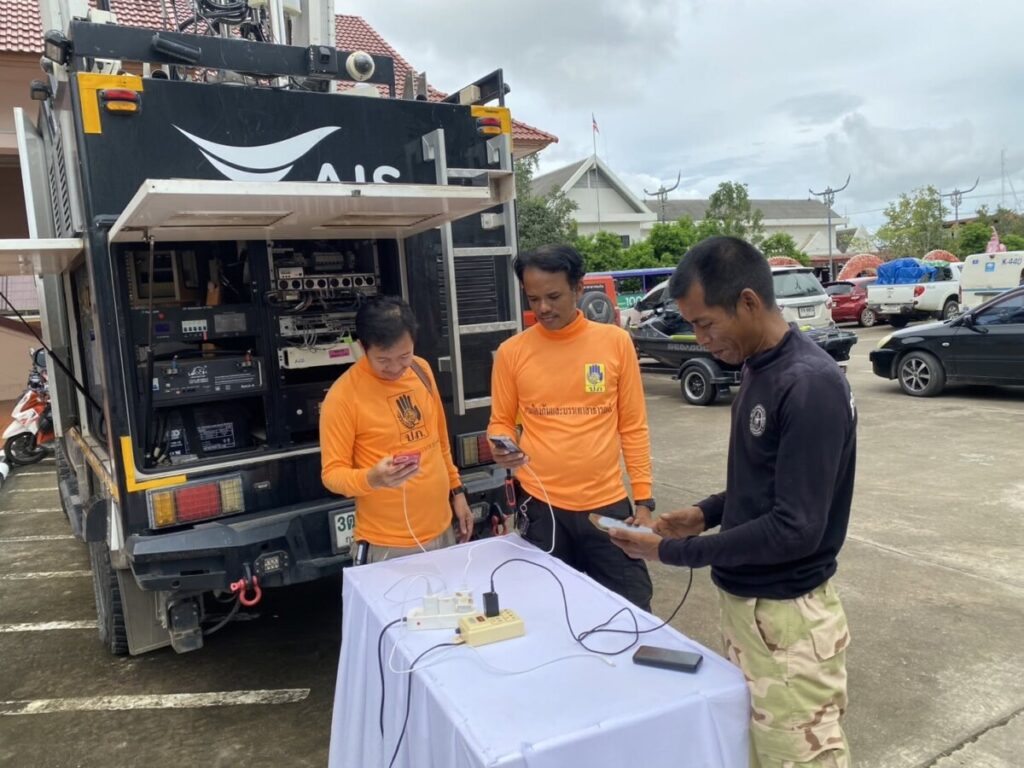 AIS ผนึกกำลังกองทัพ ส่งถุงยังชีพ-น้ำดื่ม ช่วยน้ำท่วมน่าน พร้อมคุมสัญญาณสื่อสาร 24 ชั่วโมง