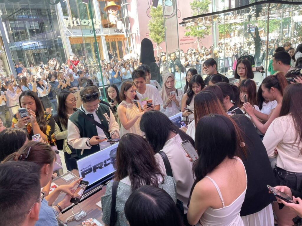 AIS เปิดขาย iPhone 18 Pro วันแรก คิวยอดจองทะลัก ชูกลยุทธ์ "เทิร์นสบาย" เริ่มต้น 0 บาท หนุนยอด Trade-in โตเท่าตัว