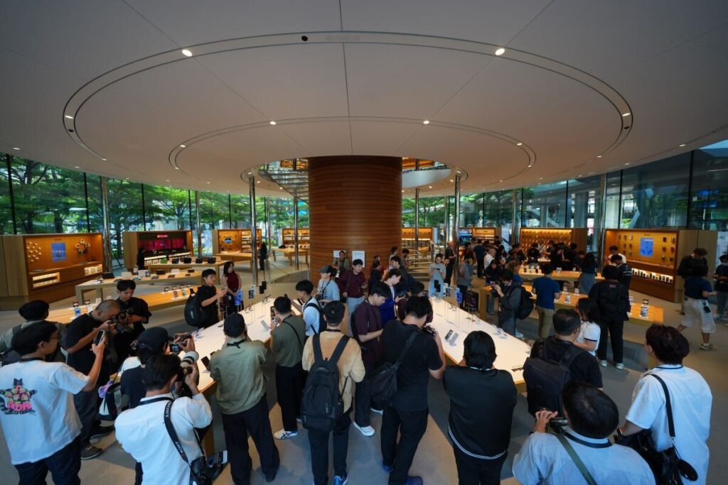 iPhone 18 Pro เปิดวันแรกสุดคึกคัก! แฟน Apple แห่ต่อคิว Apple Store centralwOrld ตั้งแต่ตี 2