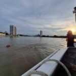 พนักงานเรือโดยสารไฟฟ้าช่วยชายโดดสะพานพระราม 8 รอดหวุดหวิด