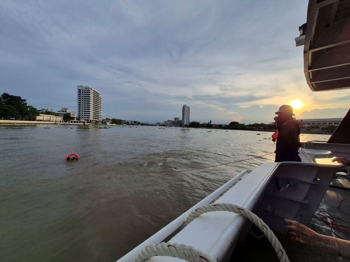 พนักงานเรือโดยสารไฟฟ้าช่วยชายโดดสะพานพระราม 8 รอดหวุดหวิด