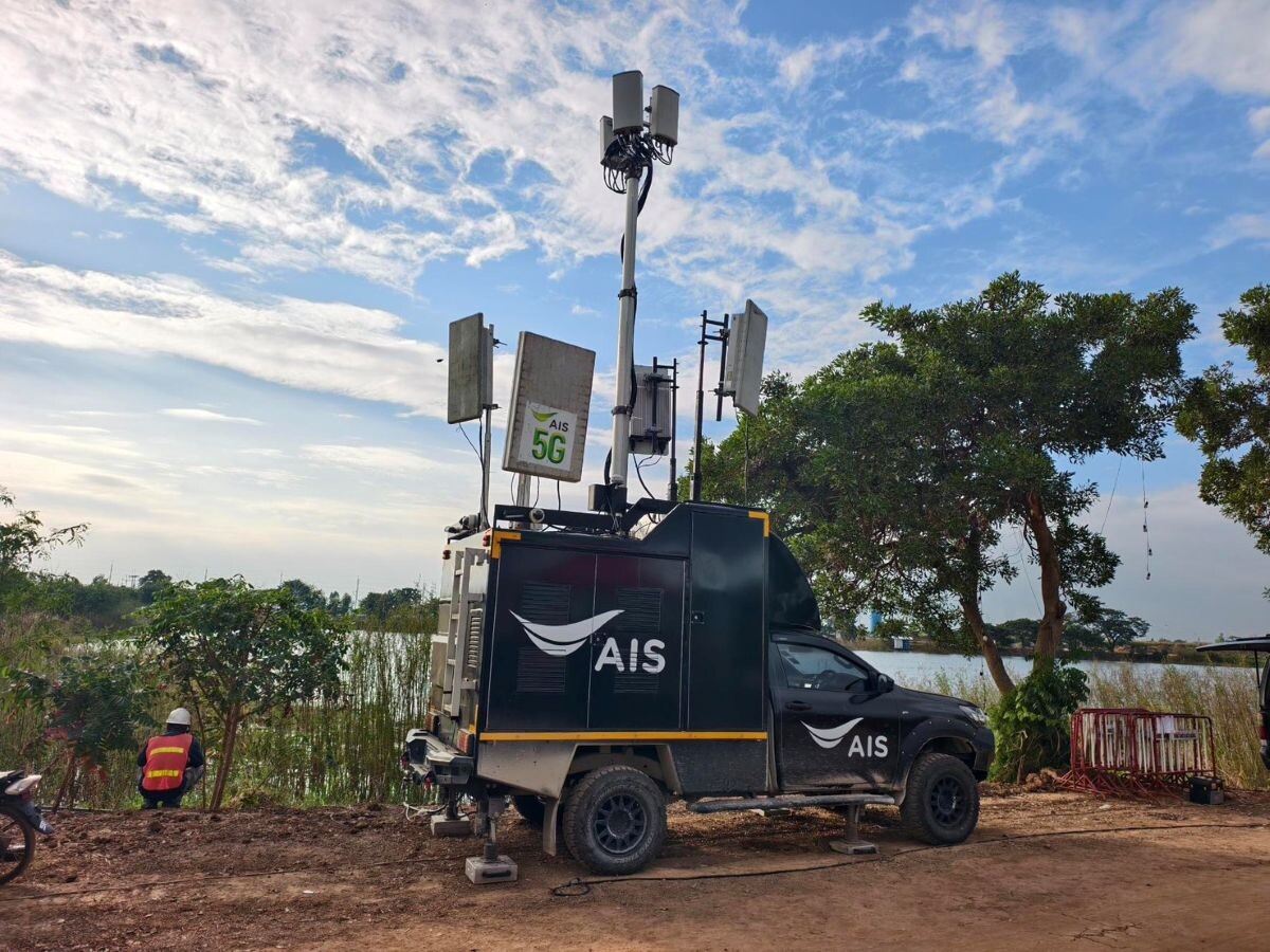 AIS ตรึงโครงข่ายสู้ภัยน้ำท่วม ส่งโมบายล์ยูนิตเสริมศูนย์พักพิง-ใช้ AI บริหารสัญญาณ 24 ชม.