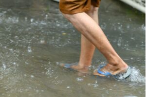 ฝนตกหนัก-น้ำท่วมเสี่ยงป่วยพุ่ง! แพทย์วิมุตเตือนรับมือ 5 โรคฮิต เช็กอาการอันตรายก่อนลุกลาม
