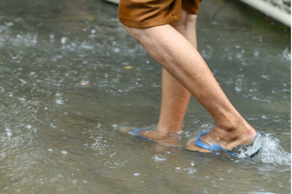 ฝนตกหนัก-น้ำท่วมเสี่ยงป่วยพุ่ง! แพทย์วิมุตเตือนรับมือ 5 โรคฮิต เช็กอาการอันตรายก่อนลุกลาม