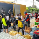 พลังงานผนึก กฟผ. ลุยน้ำท่วมบางกะปิ มอบถุงยังชีพช่วยผู้ประสบภัย