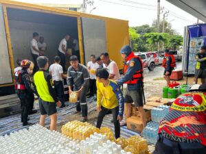 พลังงานผนึก กฟผ. ลุยน้ำท่วมบางกะปิ มอบถุงยังชีพช่วยผู้ประสบภัย
