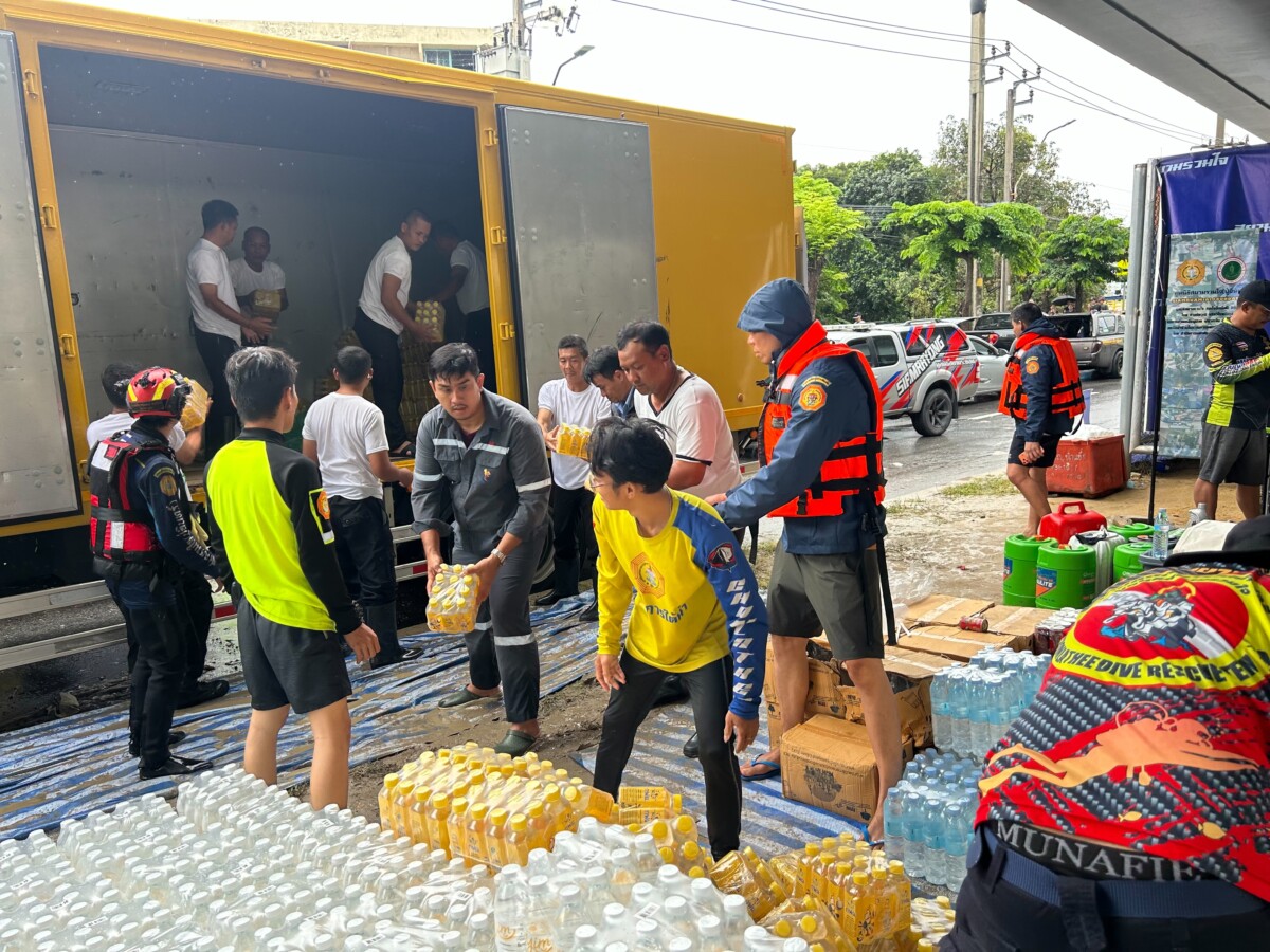 พลังงานผนึก กฟผ. ลุยน้ำท่วมบางกะปิ มอบถุงยังชีพช่วยผู้ประสบภัย