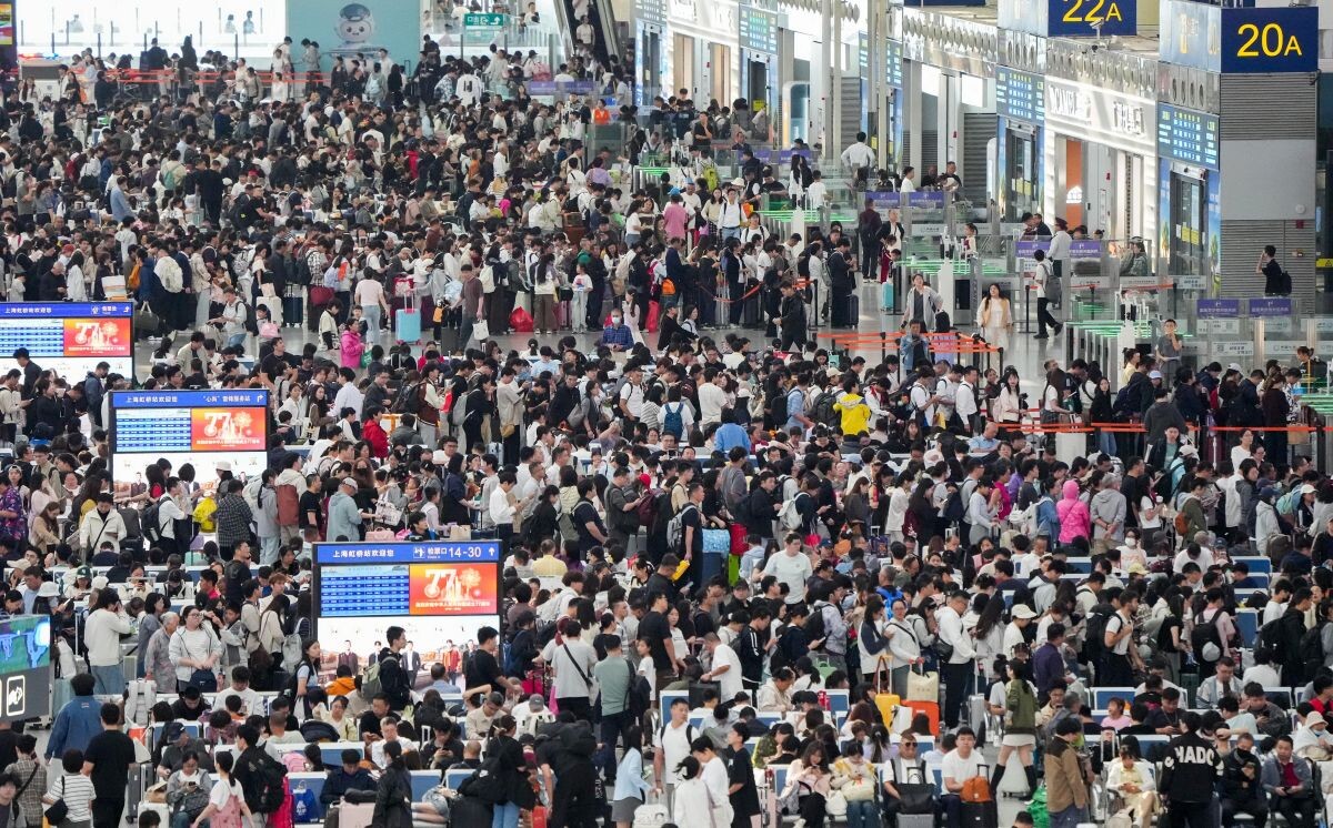 เปิดสถิติหยุดยาววันชาติจีน 2026: ปักกิ่งกวาด 1.48 แสนล้าน ชาร์จ EV ทางหลวงพุ่ง 51% ข้ามแดนคึกคัก 15 ล้านครั้ง
