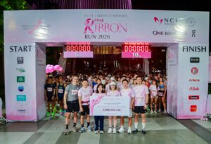 เอสเต ลอเดอร์ นำทัพคนดังวิ่ง ‘Pink Ribbon Run 2026’ ระดมเงินกว่า 2 ล้านบาท มอบสถาบันมะเร็งแห่งชาติ