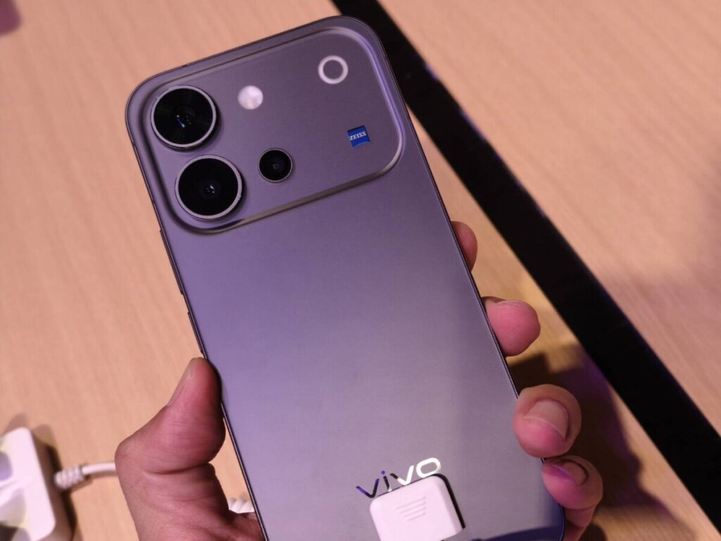 เปิดตัว vivo V80 กล้อง ZEISS ซูเปอร์เทเล 50MP แบตฯ BlueVolt 7200 mAh ทนน้ำทนฝุ่น IP68 & IP69 ราคาเริ่มต้น 21,999 บาท